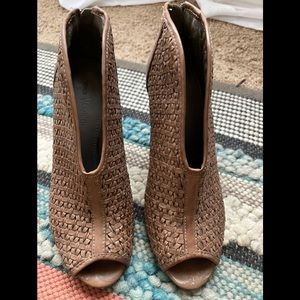 Vince Camuto beige woven leather sandals 10